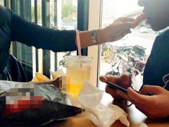 我伙呆！男孩低头玩手游当妈的一旁不停喂食