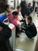 一家四口给娃车厢里把尿 乘客不满遭孩子妈白眼