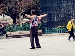目瞪口呆！大妈穿花背心冬日里广场上健身