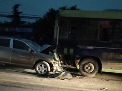 “轰”一声巨响 小车迎面撞上公交车
