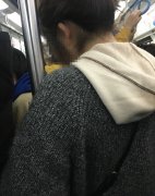 女子挽着柱子玩手游 引车内乘客反感