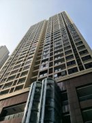地砖从天而降碎成几块 路人：离我不到5米