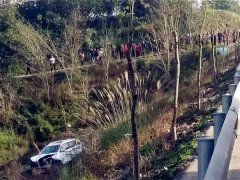 小轿车失控冲出路面 坠入路边沟壑
