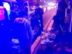 女孩醉酒后倒在马路边 路人直呼太危险