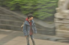 网友偶遇王俊凯 拍戏途中滑滑板帅气十足