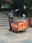 这是什么操作？男子身穿西装卖街边小吃