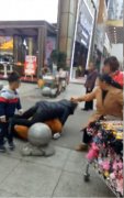 两女子为争摊位 一言不合就动手