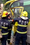 客车与货车相撞 挡风玻璃破碎车头严重变形