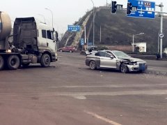 罐车路十字路口与宝马相撞 现场碎片满地