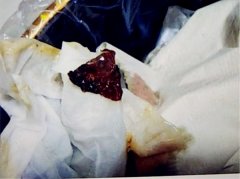 超市里买来的可乐 竟喝出神秘“软体物”