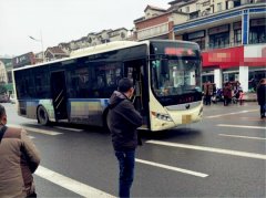 三轮车撞公交车后逃逸 公交司机打的将其追回