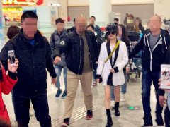 “灵魂唱将”张韶涵抵达重庆 衣着单薄令粉丝心疼