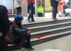 男子街头乞讨引路人吐槽：穿得比我好