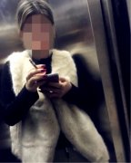女子在电梯内吸烟   引他人反感