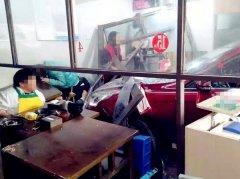 轿车失控闯入路边餐馆 玻璃渣散落一地