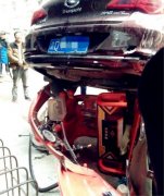 轿车失控冲向门店  将三轮车撞翻压在车底