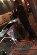 男子中学门口扔一地瓜子壳 垃圾桶就在身边