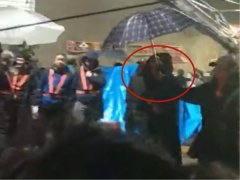 杨幂现身綦江冒雨拍戏   男粉丝热情高涨直呼其名