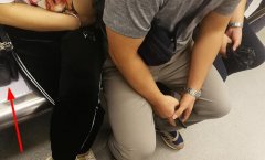 女子用包占位不愿让 身旁男乘客只能挤着坐
