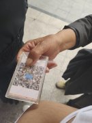 大爷街边乞讨见路人没带现金 竟掏出二维码让人扫
