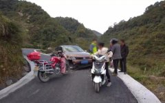 摩托车与小车相撞 小车车头受损严重