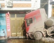 惊险！货车直冲路边楼房 撞断电线杆扯断电线