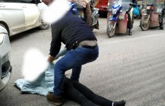 疑因家庭纠纷？男子当街动手打人 一名女子躺倒在地