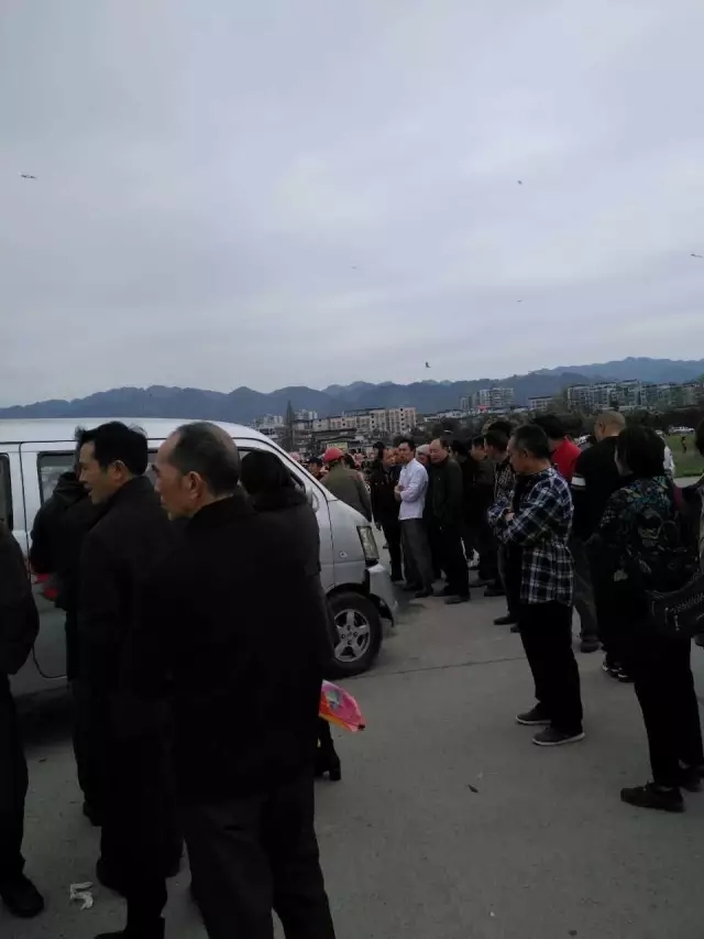 面包车失控发飙 将一对兄弟压轮下