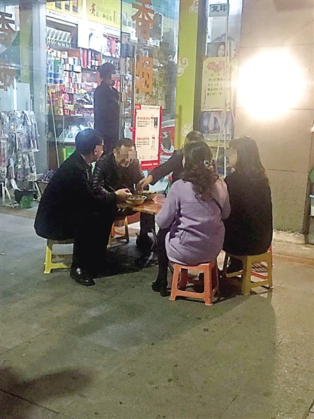 5名醉酒者借电子秤分面 10分钟分完糊成一团