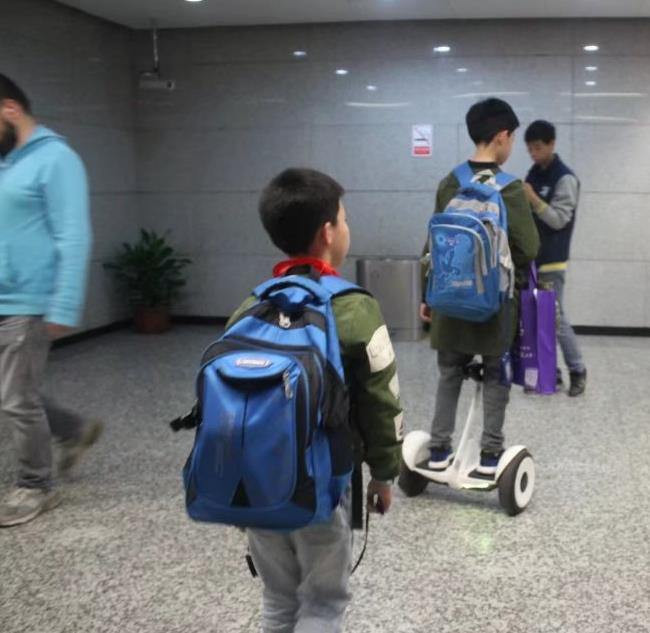 重庆10岁男孩骑平衡车挤地铁 回头率爆表