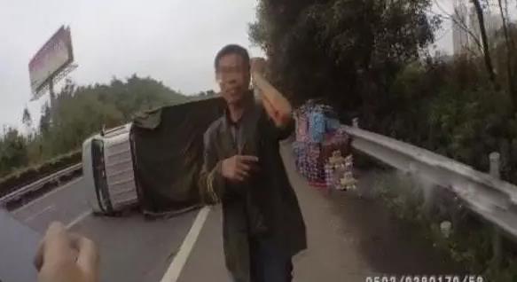 都是“药驾”惹的祸！老司机驾车在高速路侧翻