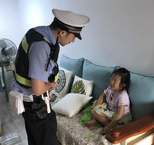 母亲外出买菜 5岁女孩独自在家哭成泪人儿