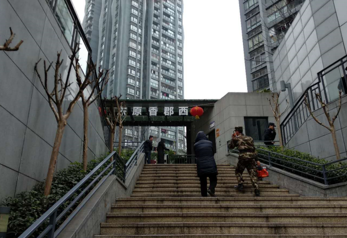 女孩玩麻将手指被卡  麻将机拆了才取出来