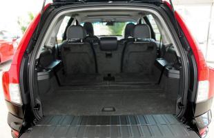 男子藏身后备厢掀盖透气 后车司机以为他被绑架