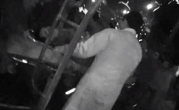 外卖摩托撞上脚手架  工人从两米高摔下陷入昏迷