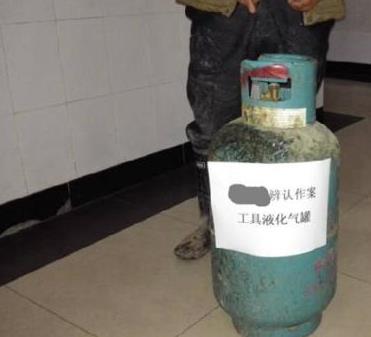 无牌摩托违停被查 车主犯浑拧开煤气罐欲点燃