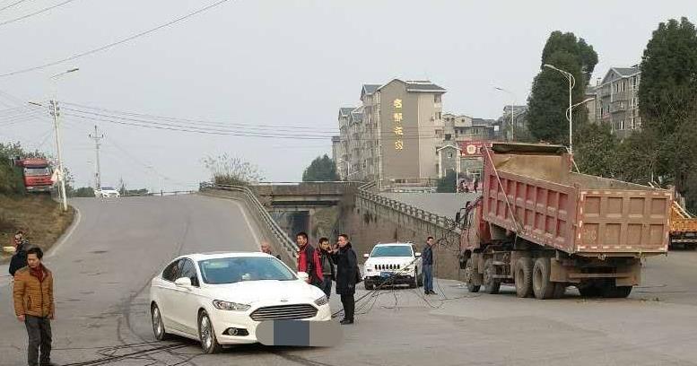 货车太高 拉断电线杆