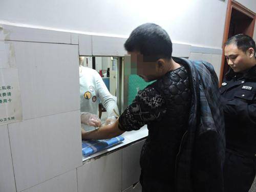 他酒后开车先撞了自家房屋 又撞了邻居家