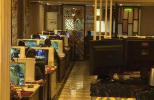 男子泡吧花光钱  专靠拉车门“赚钱”