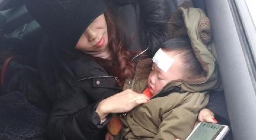 小孩高烧昏迷不醒 执法人员开通生命通道