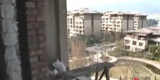 女子买房遇套路 楼顶加盖横竖都要出钱