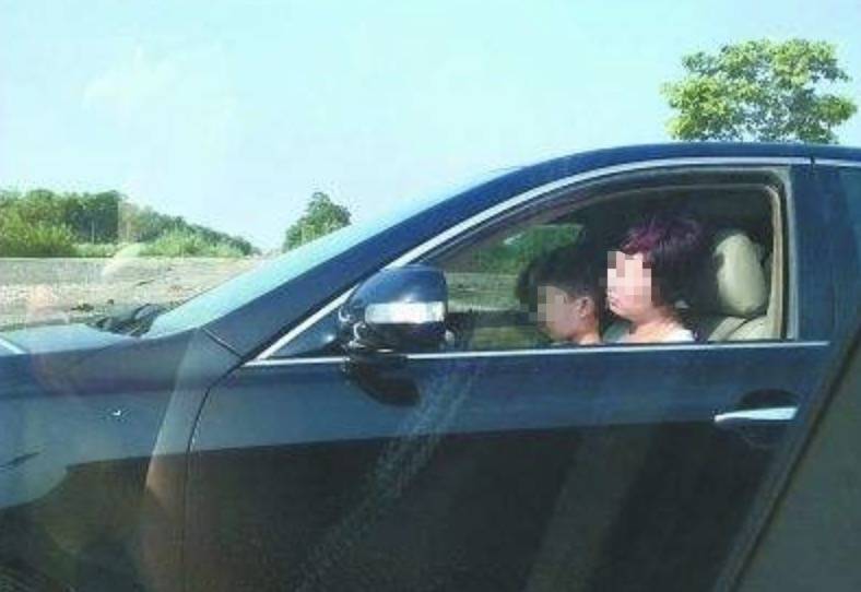 女司机竟然抱着小孩开车  被罚200记2分