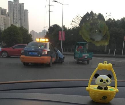 两车亲密接触　 “头”都“亲”没了