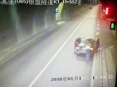 隧道停车很危险 这个哥们很淡定