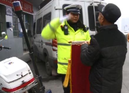 背着老人冲上警车 巴南这位民警真给力