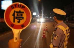 男子酒驾被查  竟当着交巡警换人“顶包”