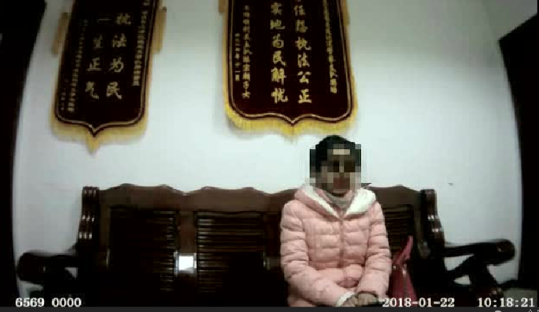 女子弯道超车出事故  理由竟是“他超，我也超”