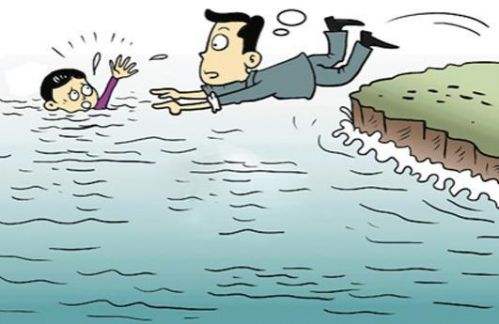 开州古稀老人坠湖 众人连皮带做绳索救人