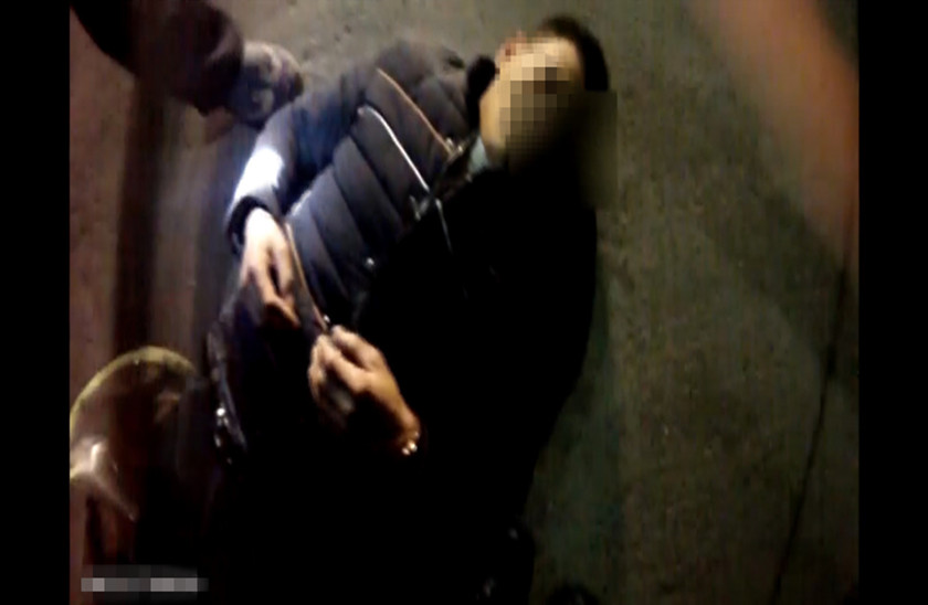 电动车侧翻雨篷“坑人”  驾驶员被拖行20余米