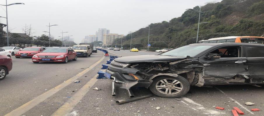 龙洲大道发生车祸  三车相撞